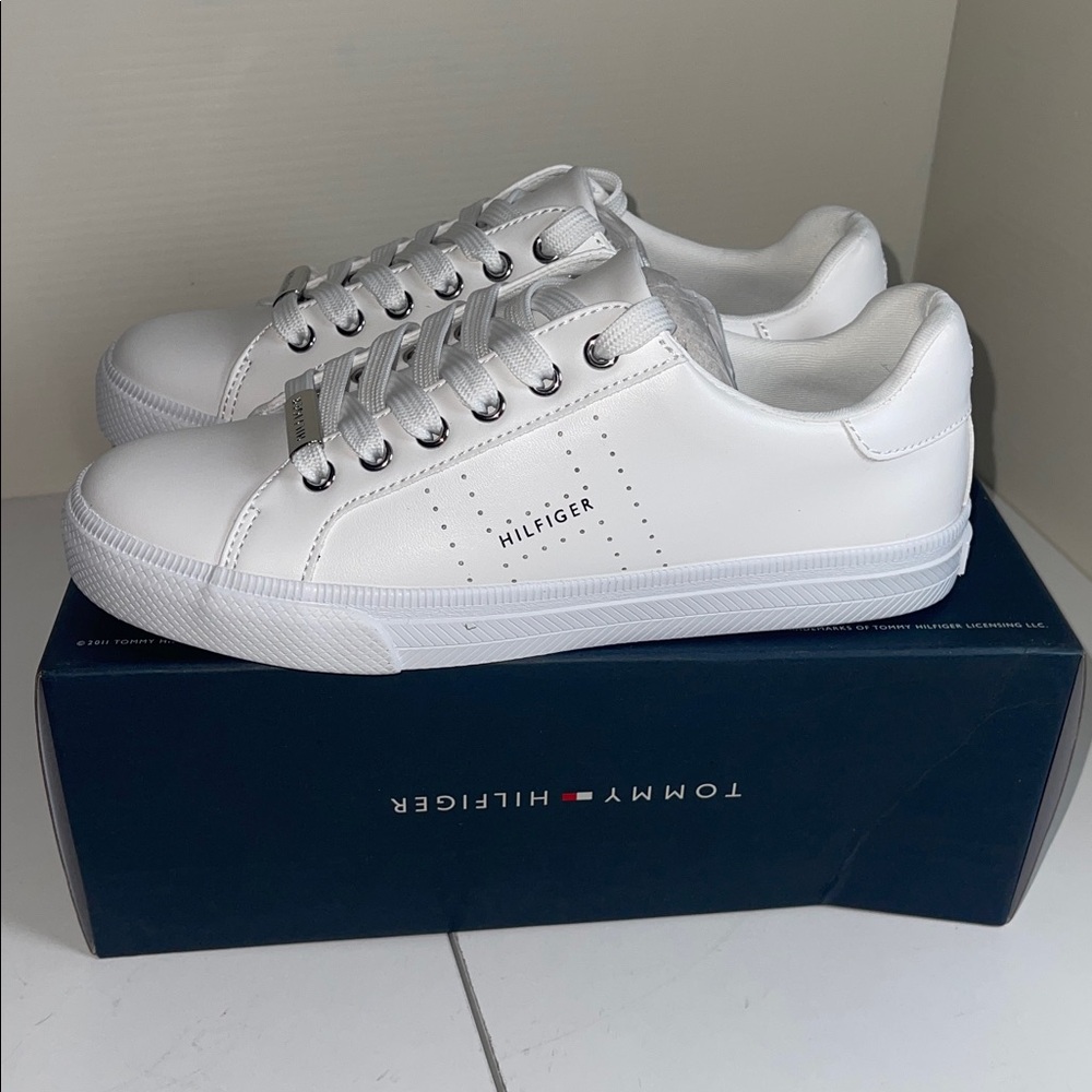Tommy Hilfiger women's Solid White Leather Sneaker size 5.5 M  casual shoe